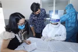 Khai báo y tế trước khi lấy mẫu xét nghiệm. (Ảnh: Phan Tuấn Anh/TTXVN)