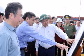 Thủ tướng Nguyễn Xuân Phúc thăm Bến cảng quốc tế Cái Mép. (Ảnh: Thống Nhất/TTXVN)