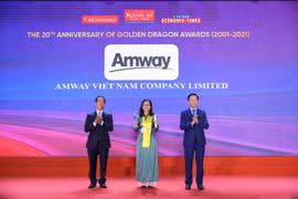Đại diện Amway Việt Nam nhận Giải thưởng Rồng Vàng và được vinh danh 10 năm liên tục là doanh nghiệp có vốn đầu tư nước ngoài (FDI) kinh doanh thành công tại Việt Nam. 