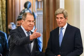 Ngoại trưởng Nga Sergei Lavrov (trái) và Đặc phái viên Mỹ về vấn đề khí hậu John Kerry tại cuộc gặp ở Moskva ngày 12/7/2021. (Ảnh: AFP/TTXVN)