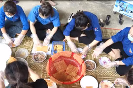 Đoàn viên thanh niên thị xã Ba Đồn, tỉnh Quảng Bình chuẩn bị các nguyên liệu cho món cháo canh gửi nhân dân vùng dịch Thành phố Hồ Chí Minh. (Ảnh: Võ Dung/TTXVN)