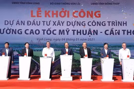 Thủ tướng Nguyễn Xuân Phúc và các đại biểu thực hiện nghi thức khởi công. (Ảnh: Thống Nhất/TTXVN)