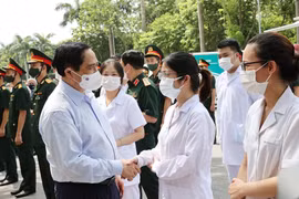 Thủ tướng Phạm Minh Chính động viên cán bộ y tế và lực lượng phòng, chống dịch. (Ảnh: Dương Giang/TTXVN)