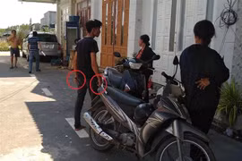 Đối tượng Chính (người thứ ba từ phải qua) cầm dao dọa khách hàng đến đòi lại tiền. (Ảnh: TTXVN phát)