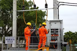 Công nhân Tổng Công ty Điện lực thành phố Hà Nội vận hành cung cấp điện. (Ảnh: Ngọc Hà/TTXVN)