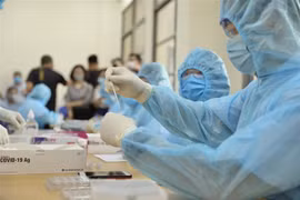 Lấy mẫu xét nghiệm COVID-19. (Nguồn: TTXVN)