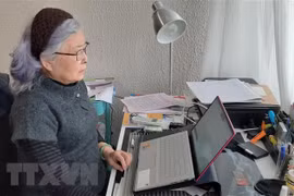 Bà Trần Tố Nga bên bàn làm việc tại nhà. (Ảnh: Toàn Trí/TTXVN)