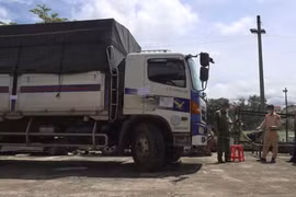 Lực lượng chức năng kiểm tra xe ôtô tải do Lê Thành An điều khiển. (Ảnh: Công an cung cấp)