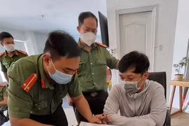 Cơ quan Công an bắt giữ và khám xét nơi làm việc của đối tượng Lê Xuân Thành. (Nguồn: VOV)