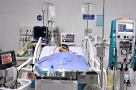 Bệnh nhân B.H.V được điều trị tích cực tại bệnh viện Đa khoa tỉnh Sóc Trăng. (Ảnh: Trung Hiếu/TTXVN)