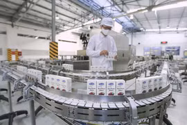 Trong bối cảnh COVID-19, Vinamilk vẫn đảm bảo sản xuất, đáp ứng cho các đơn hàng xuất khẩu đa dạng từ nhiều thị trường.