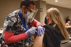 Tiêm vaccine ngừa COVID-19 cho người dân tại Chicago, bang Illinois, Mỹ ngày 5/3/2021. (Ảnh: AFP/TTXVN)
