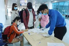 Khai báo thông tin y tế tại Hải Phòng. (Ảnh: Hoàng Ngọc/TTXVN)