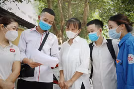 Các thí sinh vui vẻ bàn luận về bài thi tại điểm thi Trường Trung học phổ thông Ngô Sỹ Liên, thành phố Bắc Giang. (Ảnh: Danh Lam/TTXVN)
