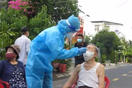 Cán bộ y tế tiến hành lấy mẫu gộp 3 người trong hộ gia đình để tầm soát cộng đồng diện rộng tại thành phố Nha Trang. (Ảnh: Phan Sáu/TTXVN)