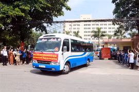 Cán bộ, giảng viên, sinh viên Trường Đại học Điều dưỡng Nam Định lên đường vào Đồng Nai chống dịch. (Ảnh: Văn Đạt/TTXVN)