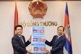 Bộ trưởng Công Thương Nguyễn Hồng Diên trao tượng trưng 20.000 khẩu trang phòng, chống dịch COVID-19 cho Đại sứ Campuchia. (Ảnh: Trần Việt/TTXVN)