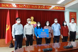 Trưởng ban Tổ chức Trung ương Trương Thị Mai trao biểu trưng hỗ trợ 100.000 suất quà cho công nhân lao động khu vực bị cách ly, phong toả tỉnh Đồng Nai. (Nguồn: Dangcongsan.vn)