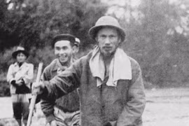 Bác Hồ trên đường đi công tác ở Việt Bắc, 1951. (Ảnh: Tư liệu/TTXVN phát)