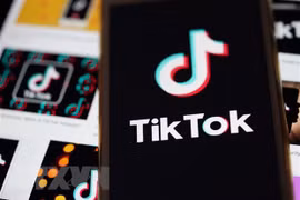 Biểu tượng TikTok trên màn hình điện thoại di động tại Arlington, Virginia, Mỹ. (Ảnh: THX/TTXVN)