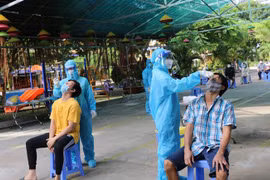 Đại diện các hộ gia đình ở khóm 3, phường 1, thành phố Cao Lãnh được lấy mẫu xét nghiệm sàng lọc SARS-CoV-2 trong sáng 28/8. (Ảnh: Chương Đài/TTXVN)