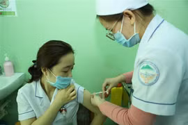 Tiêm vaccine AstraZeneca phòng COVID-19 cho nhân viên y tế tuyến đầu chống dịch của Bệnh viện Bệnh nhiệt đới tỉnh Khánh Hòa. (Ảnh: Phan Sáu/TTXVN)