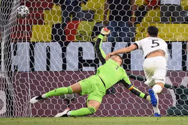  Trung vệ Đức Mats Hummels (phải) trong nỗ lực phá bóng từ đường tạt của cầu thủ Pháp đã vô tình đưa bóng vào lưới nhà trong trận đấu vòng chung kết EURO 2020, ngày 15/6/2021. (Ảnh: AFP/TTXVN)