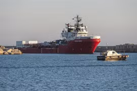 Tàu cứu hộ Ocean Viking chở người di cư. (Nguồn: AFP/TTXVN)