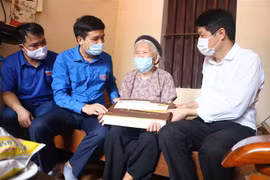 Thanh niên Bắc Ninh tặng quà cho Mẹ Việt Nam Anh hùng tại xã Ninh Xá, huyện Thuận Thành, tỉnh Bắc Ninh. (Ảnh: Thanh Thương/TTXVN)