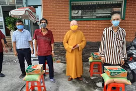 Các chư tăng quận 11, Thành phố Hồ Chí Minh tặng nhu yếu phẩm cho người dân nghèo gặp khó khăn do dịch COVID-19. (Ảnh: TTXVN phát)