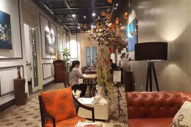 Sáng tạo theo mô hình không gian làm việc chung tại Toong, 8 Tràng Thi, Hà Nội. (Ảnh: Đinh Thuận/TTXVN)