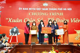 Trao tặng quà học sinh đang thực hiện cách ly tại trường tiểu học Xuân Phương, Hà Nội. (Ảnh: TTXVN phát)