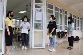Thí sinh làm thủ tục vào phòng thi. (Nguồn: TTXVN)