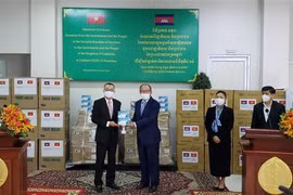 Đại sứ Vũ Quang Minh đại diện Việt Nam (trái) bàn giao máy thở, vật tư y tế hỗ trợ Campuchia chống dịch COVID-19 cho Bộ trưởng Bộ Y tế Campuchia. (Ảnh: Nguyễn Vũ Hùng/TTXVN)