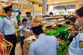 Lực lượng quản lý thị trường Sóc Trăng lập biên bản vi phạm về niêm yết giá tại một cửa hàng. (Ảnh: TTXVN phát)