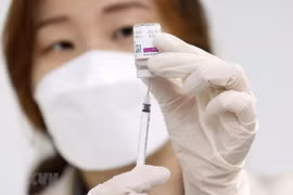 Nhân viên y tế chuẩn bị vaccine ngừa COVID-19 để tiêm cho người dân tại Seoul, Hàn Quốc ngày 12/4/2021. (Ảnh: Yonhap/TTXVN)