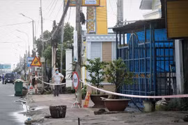 Phường 6, thành phố Cà Mau tiến hành phong tỏa khóm 4 và 5 để phòng chống dịch COVID-19. (Ảnh: Huỳnh Anh/TTXVN)