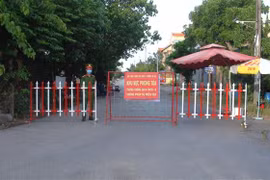 Chốt kiểm soát dịch ngay đặt tại đường vào ổ dịch Cảng cá Nhật Lệ, Đồng Hới, Quảng Bình. (Ảnh: Võ Dung/TTXVN)