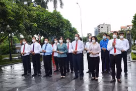 Lãnh đạo tỉnh Bắc Ninh dâng hương tưởng niệm tại Khu lưu niệm Tổng Bí thư Nguyễn Văn Cừ. (Ảnh: Thái Hùng/TTXVN)