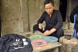 Nghệ nhân chạm khắc bạc. (Nguồn: Laocaitourism.vn)