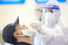 Nhân viên Trung tâm y tế quận Đống Đa lấy mẫu xét nghiệm COVID-19 cho các cư dân từng đến Đà Nẵng từ 1-14/5 (ảnh chụp chiều 15/5). (Ảnh: Tuấn Đức/TTXVN)
