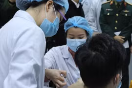 Sáng 17/12/2020, tại Học viện Quân y (Hà Nội), Bộ Y tế phối hợp với Bộ Quốc phòng, Bộ Khoa học và Công nghệ tổ chức tiêm thử nghiệm mũi vắcxin Nanocovax ngừa COVID-19 đầu tiên trên 3 người tình nguyện. (Ảnh: TTXVN)