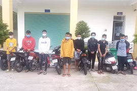 Nhóm thanh niên tham gia cổ vũ đua xe trái phép giữa mùa dịch COVID-19, bị phát hiện xử lý. (Ảnh: TTXVN phát)
