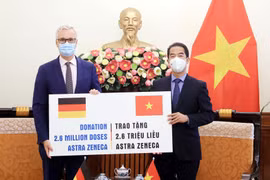 Thứ trưởng Ngoại giao Tô Anh Dũng tiếp nhận tượng trưng 2,6 triệu liều vaccine AstraZeneca từ Đại sứ Đức tại Việt Nam Guido Hildner. (Ảnh: Lâm Khánh/TTXVN)