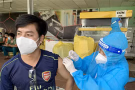 Đội ngũ y bác sỹ tiêm vaccine ngừa COVID-19 cho người dân. (Nguồn: TTXVN)