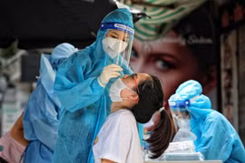 Lấy mẫu xét nghiệm cho toàn bộ người dân phố Nguyễn Đình Chiểu, phường Lê Đại Hành, Hà Nội. (Ảnh: Thành Đạt/TTXVN)