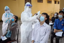 Lấy mẫu xét nghiệm cho thí sinh. (Nguồn: TTXVN)