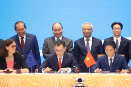 Thủ tướng Nguyễn Xuân Phúc chứng kiến ký Hiệp định Thương mại tự do giữa Việt Nam và Liên minh châu Âu. (Ảnh: Lâm Khánh/TTXVN)