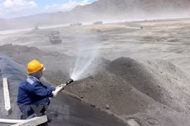 Bãi xỉ tại Nhà máy nhiệt điện Vĩnh Tân 2. (Ảnh: Nguyễn Thanh/TTXVN)