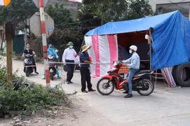 Chốt kiểm soát dịch tại Hải Dương. (Ảnh: Mạnh Minh/TTXVN)